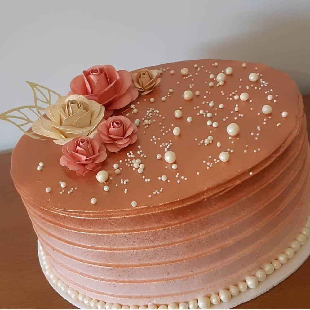 Como usar flores naturais na decoração de bolos femininos