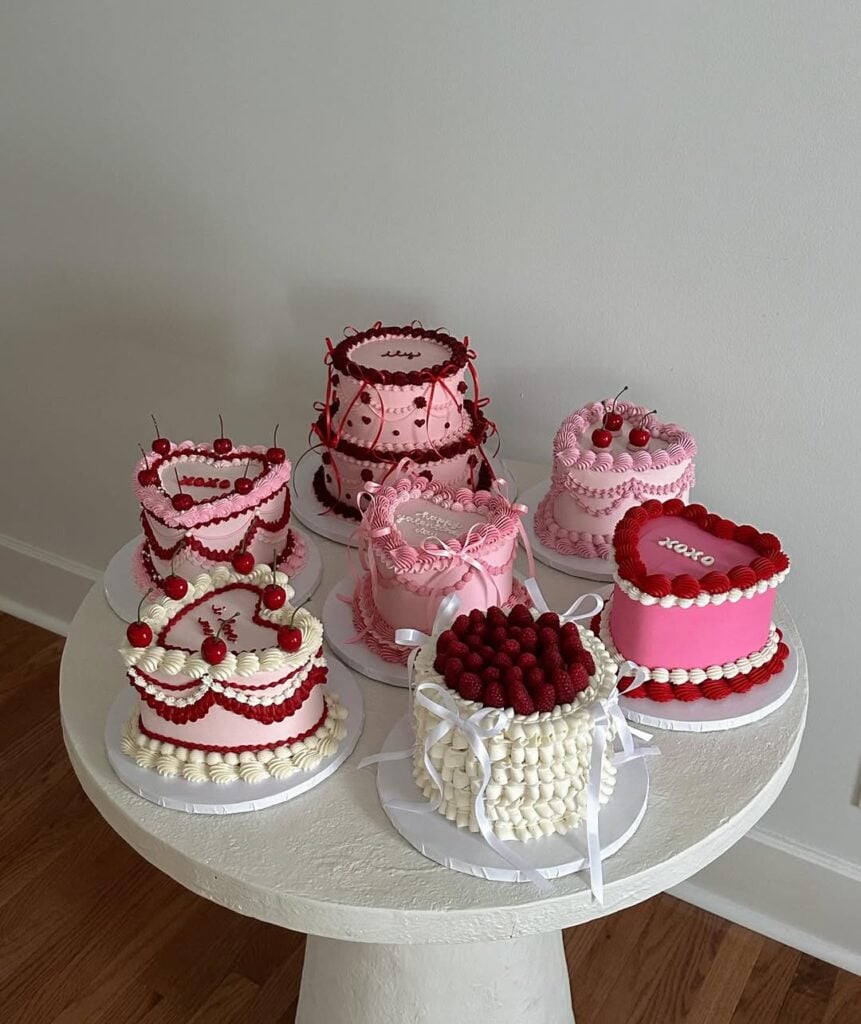 quanto custa um bolo rosa decorado