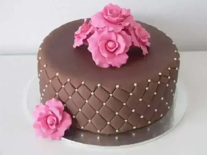 como fazer bolo rosa com flores naturais