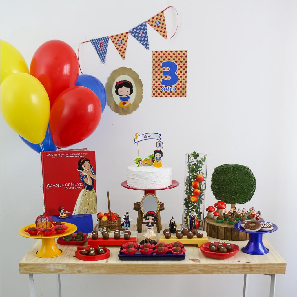 decoração branca de neve com maçãs