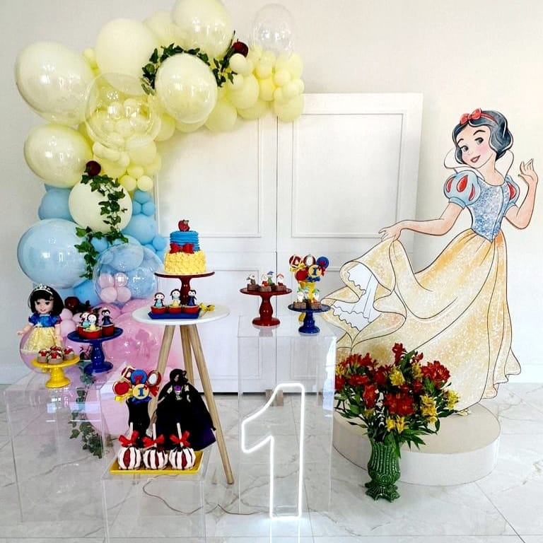 decoração branca de neve com espelho mágico