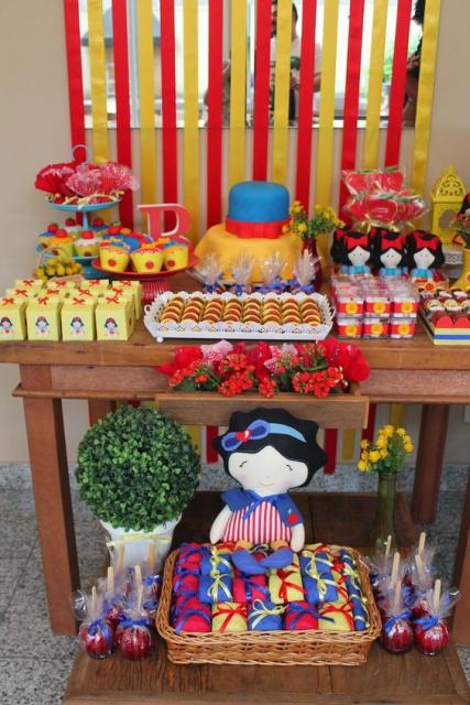 mesa principal decoração branca de neve