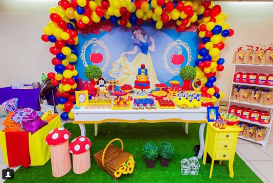 decoração branca de neve com balões