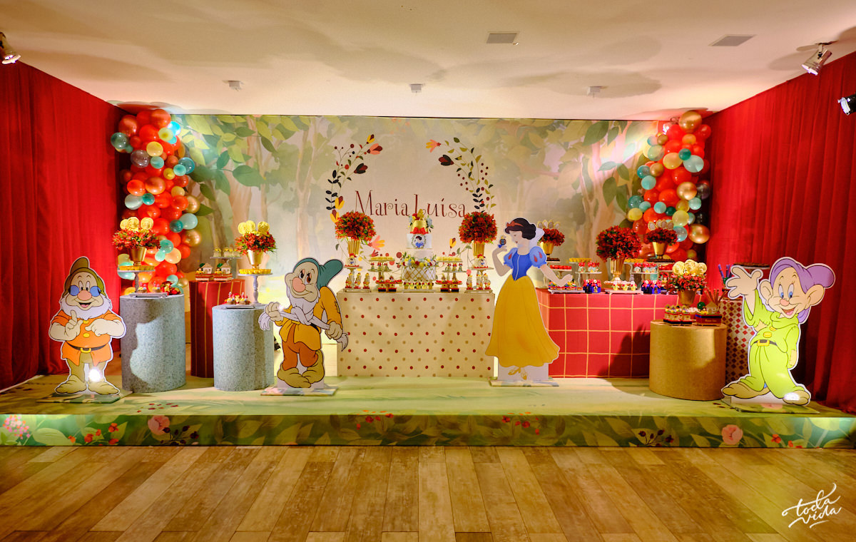 decoração branca de neve com balões