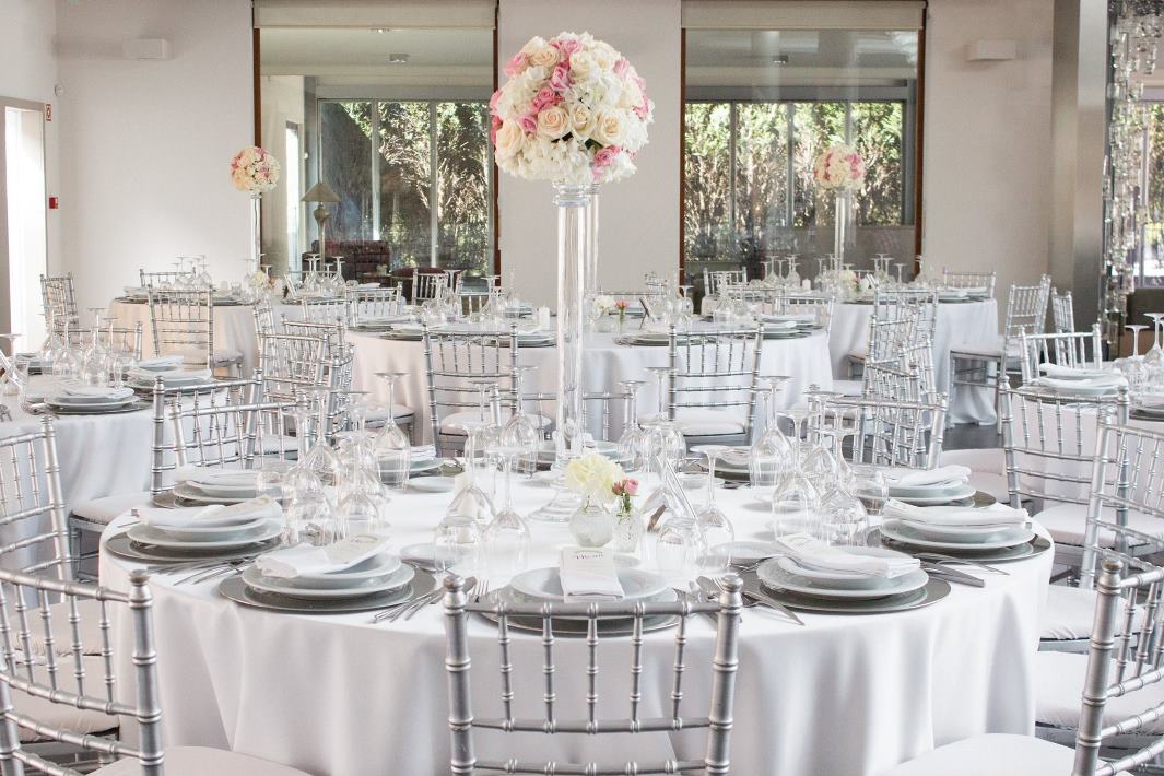 ideias de decoração branco e prata para sala