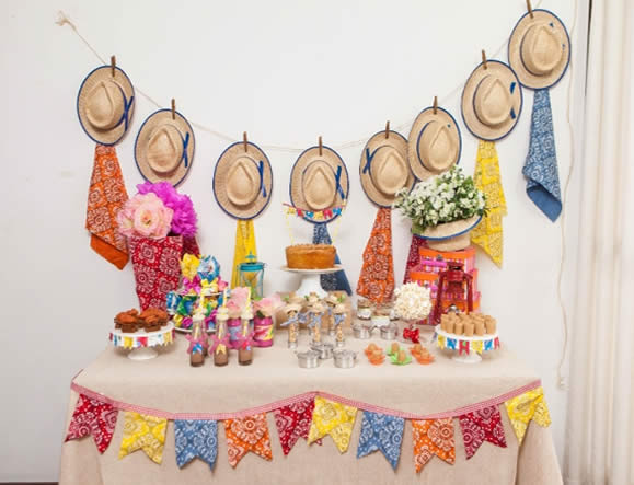 decoração caipira simples vs decoração elaborada