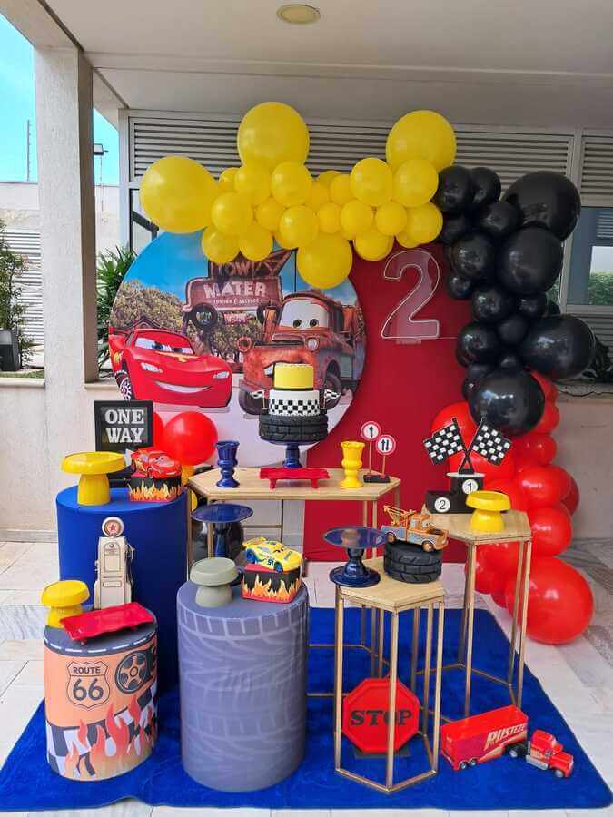 decoração de garagem com tema de carros