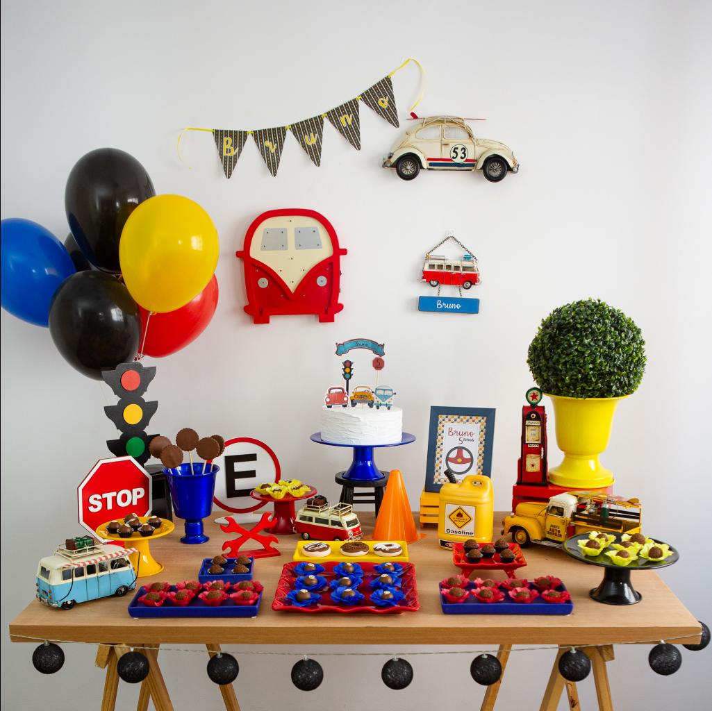 decoração de garagem com tema de carros