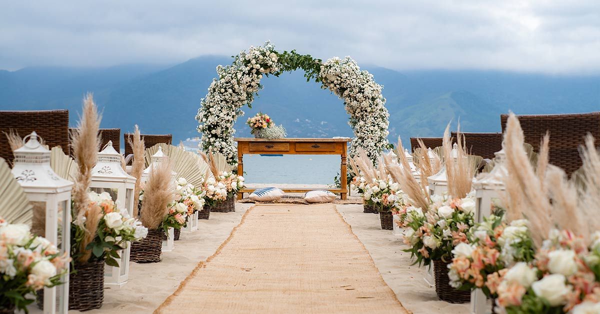 decoração casamento na praia ao pôr do sol