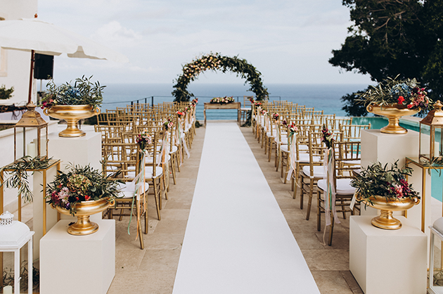 decoração casamento na praia durante o dia