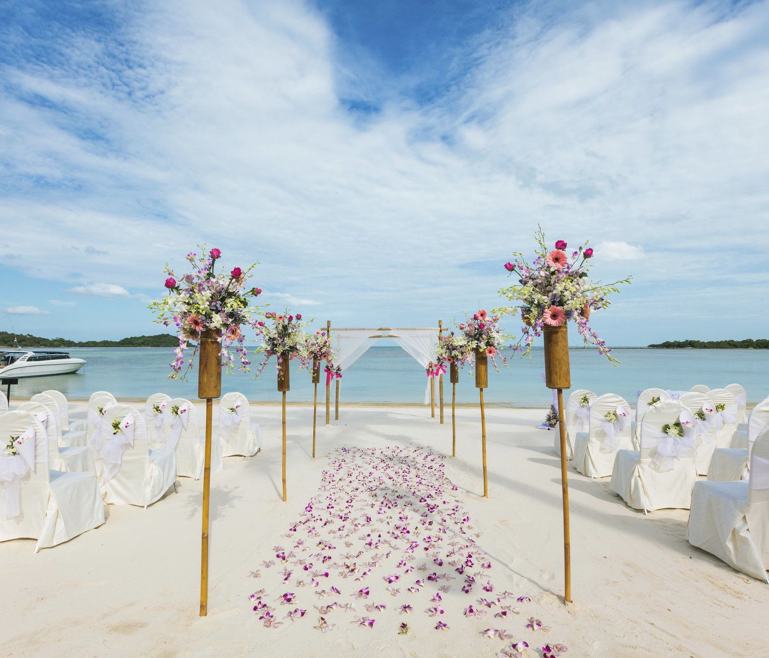 decoração casamento na praia com flores