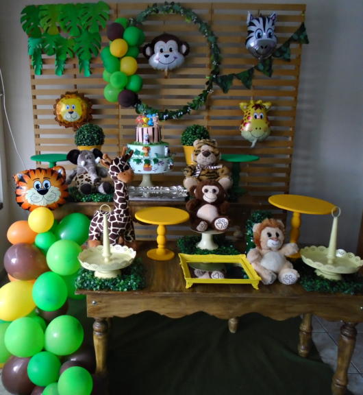 decoração chá de bebê safari com animais de pelúcia