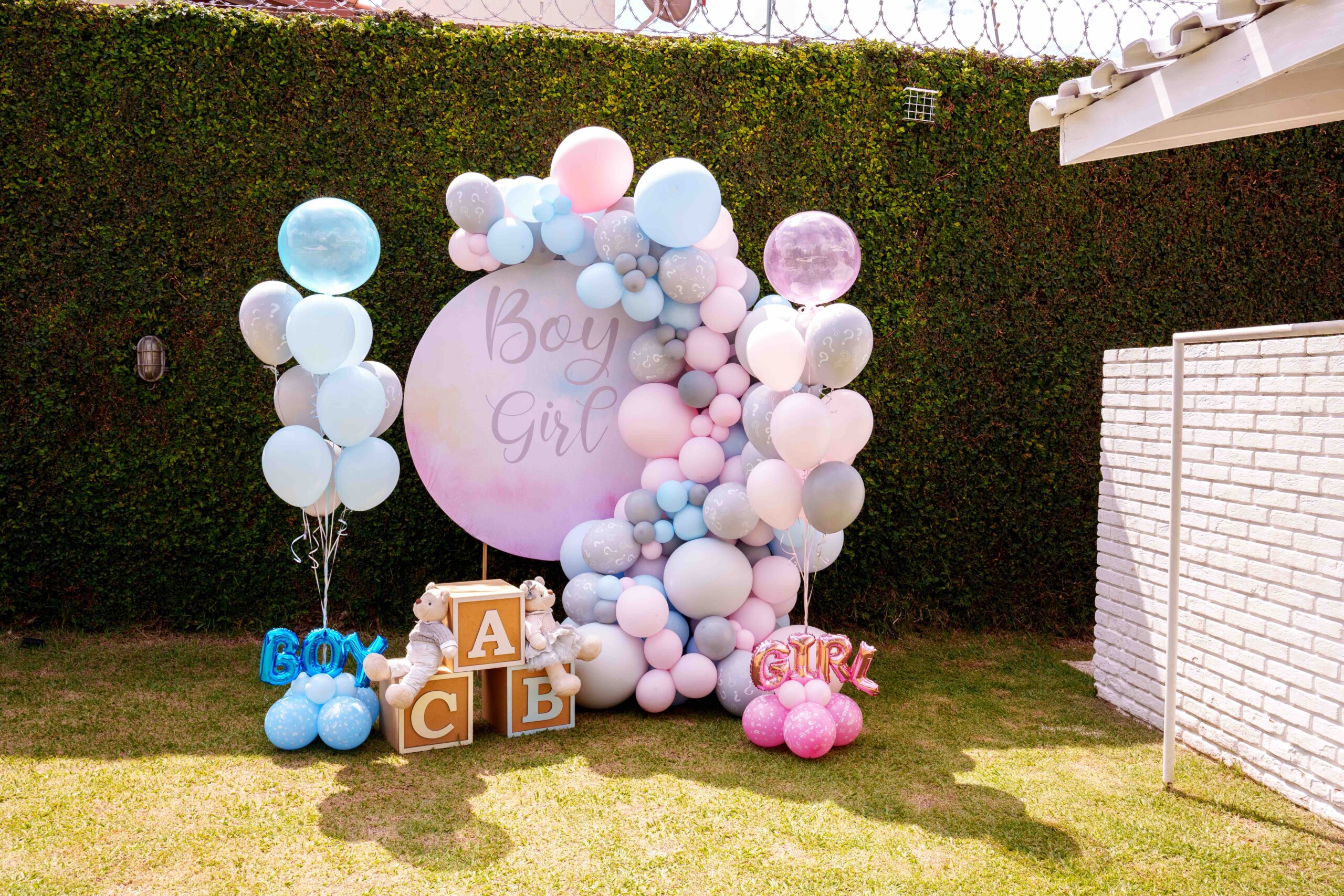 decoração chá revelação simples vs. elaborada