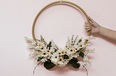 decoração com arco de flores