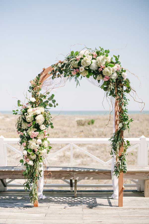 decoração com arco de flores