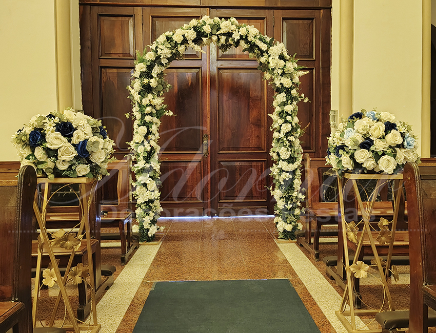 decoração com arco de flores