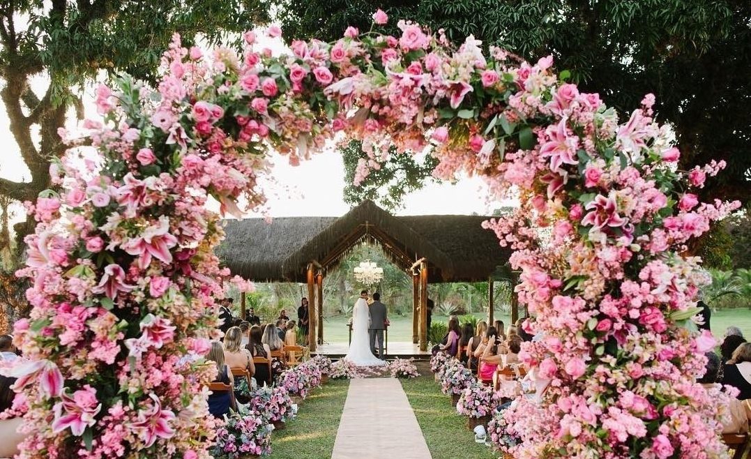 decoração com arco de flores