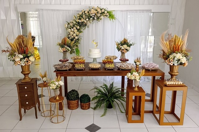 decoração com arco de flores