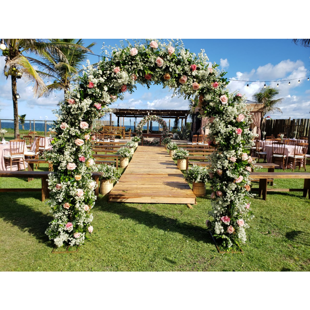 decoração com arco de flores