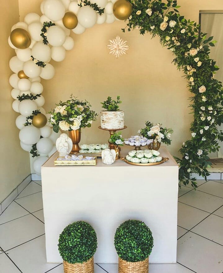 decoração com arco de flores