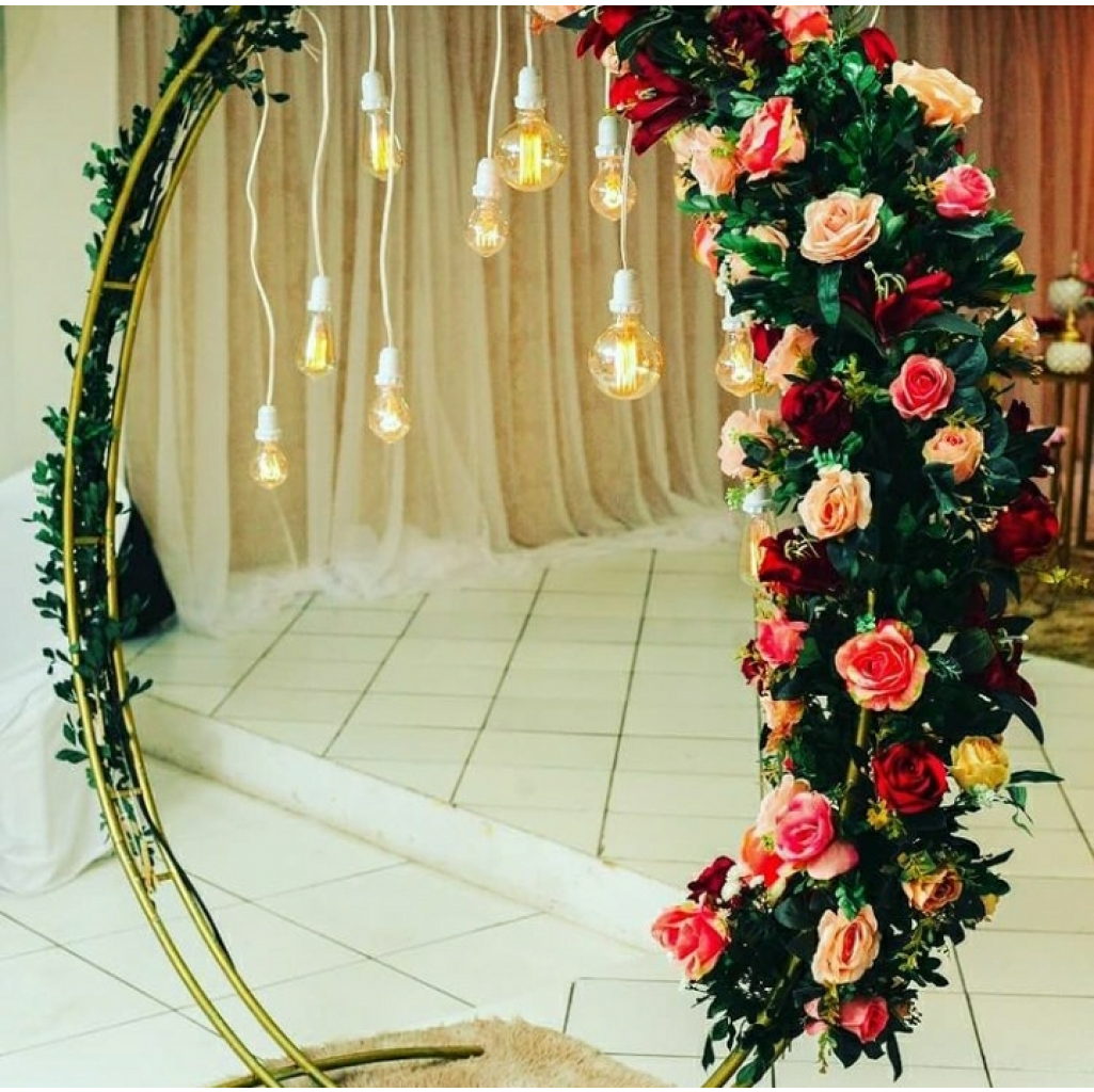 decoração com arco de flores