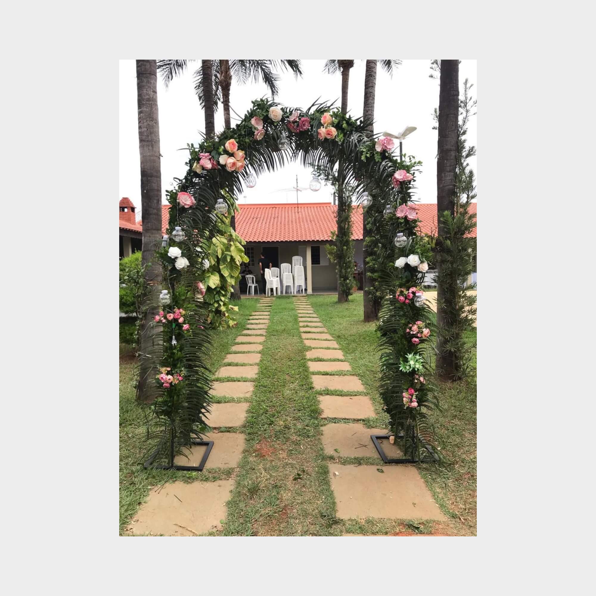 decoração com arco de flores