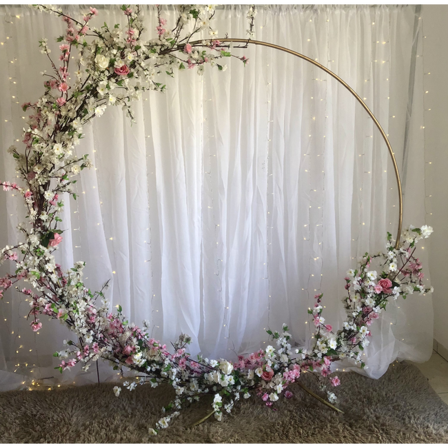 decoração com arco de flores
