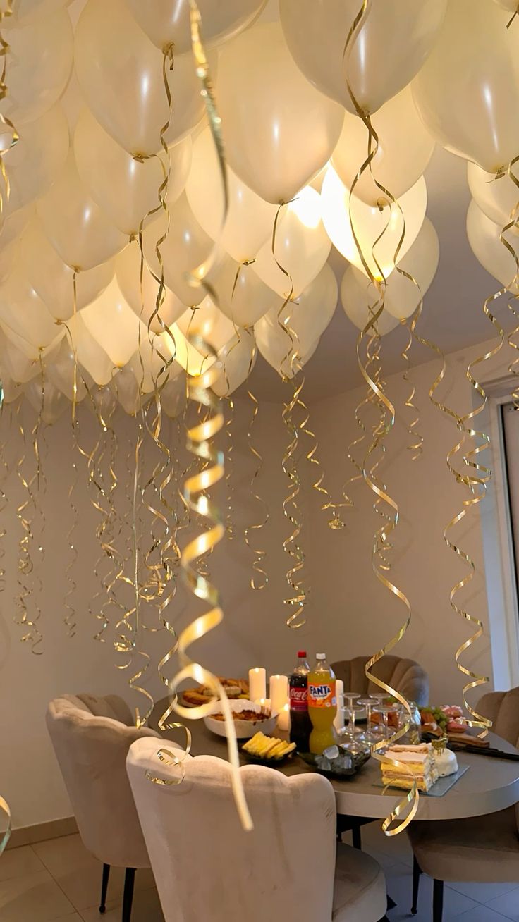 decoração com balão bubble no teto