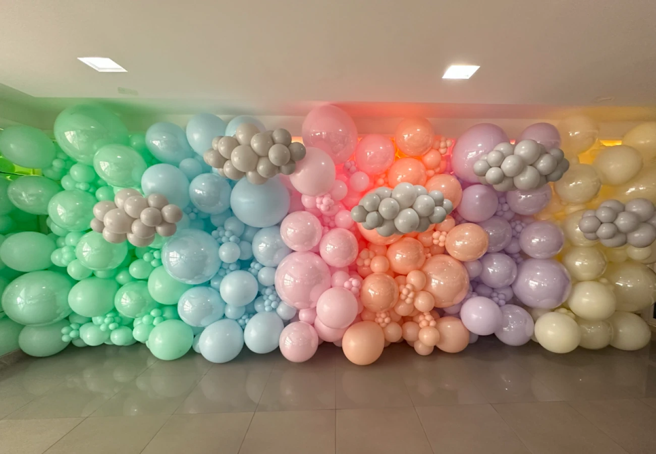 decoração com balão bubble no teto