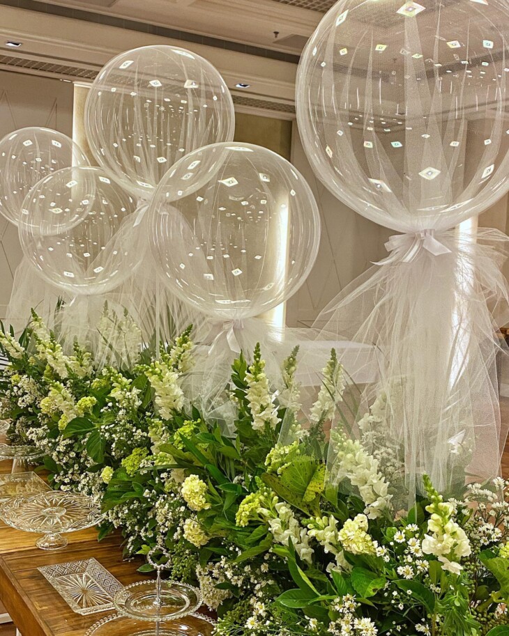 balão transparente com flores