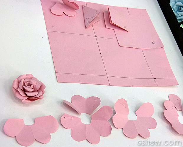 como fazer flores gigantes de cartolina para decoração