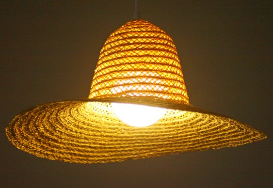 como fazer luminária com chapéu de palha