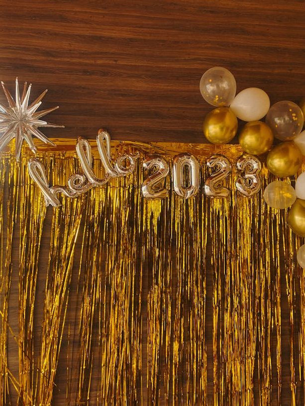 ideias criativas de decoração com cortina metalizada para festas infantis