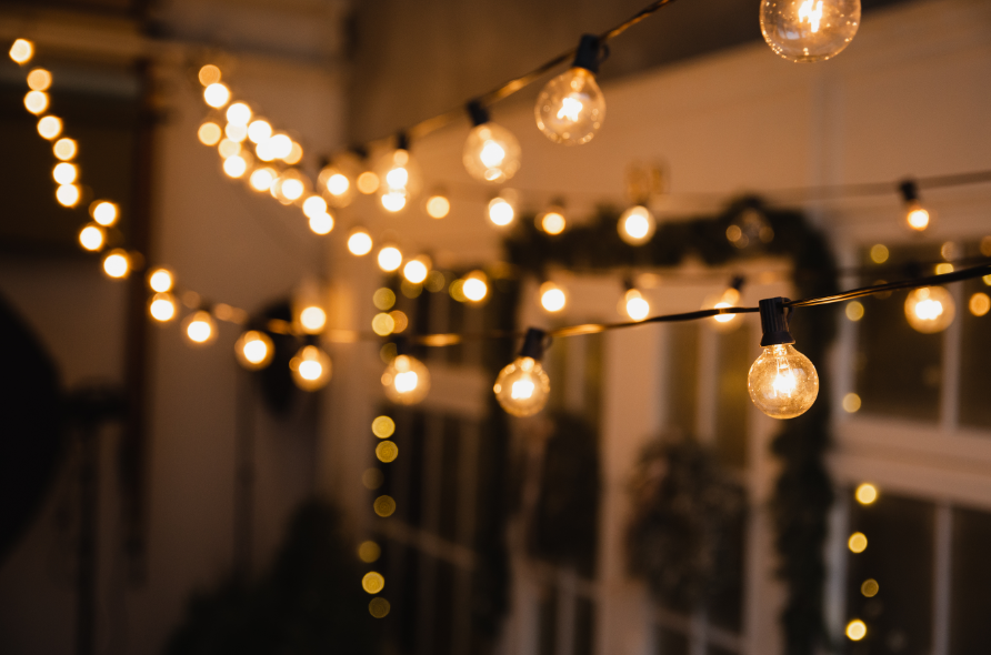 decoração com lâmpadas penduradas baratas