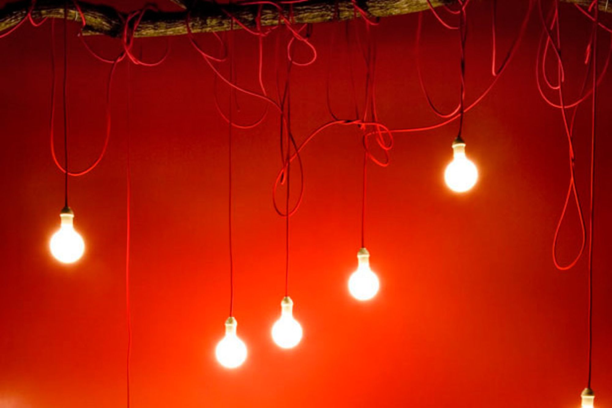 como usar lâmpadas penduradas na decoração