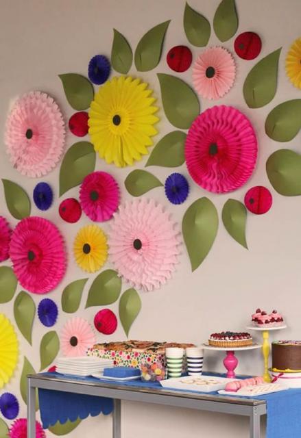 Painel de papel crepom enrolado