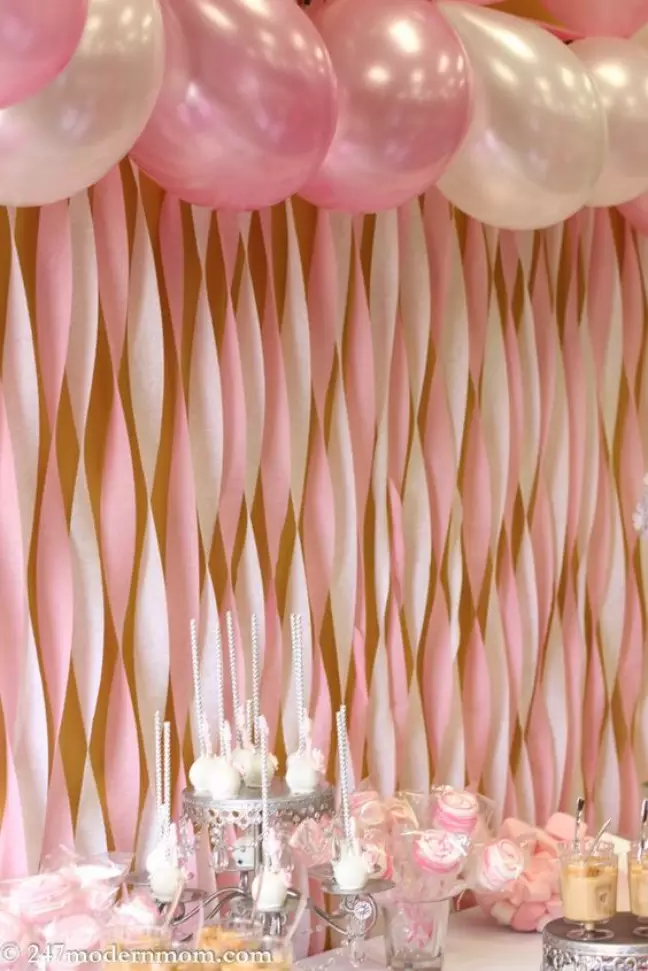 Decoração de parede para festas infantis com papel crepom