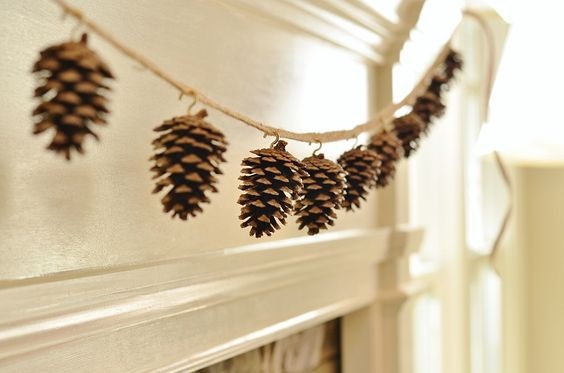decoração de natal com pinhas naturais