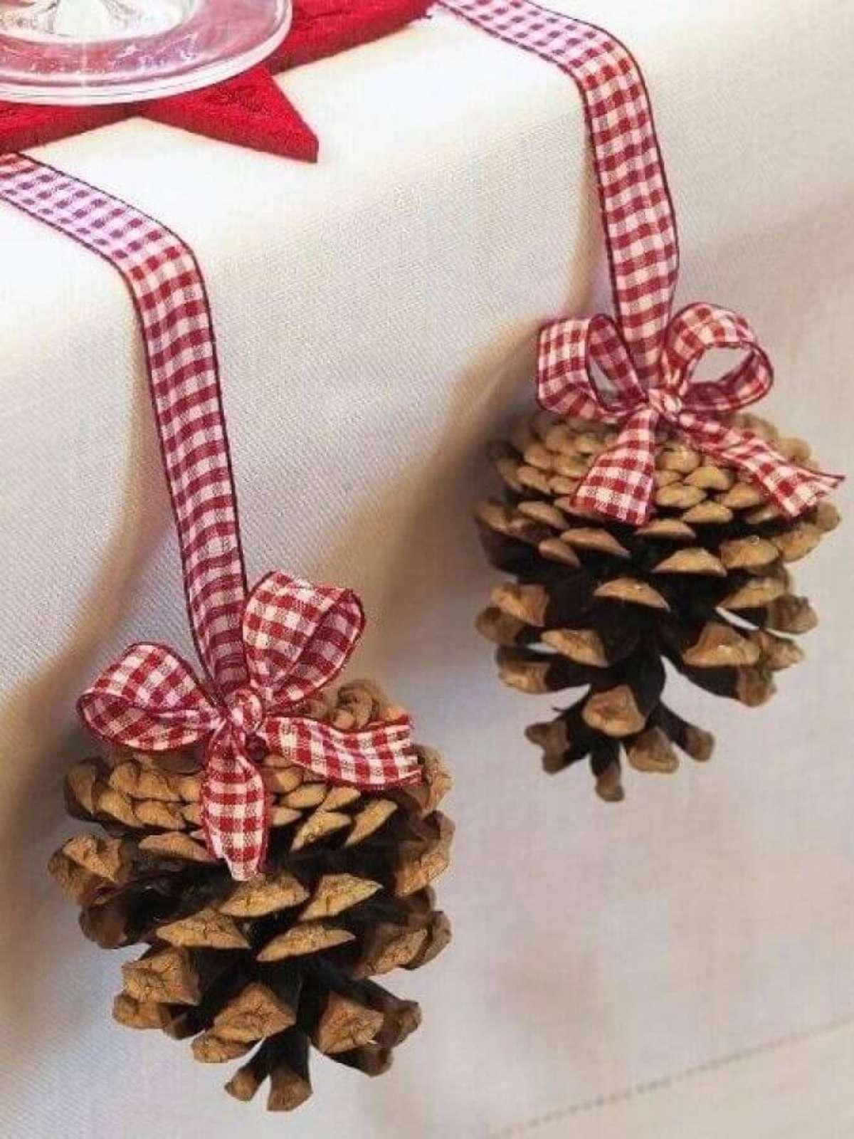 enfeites de natal com pinhas pintadas