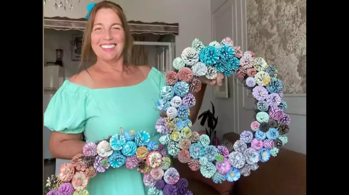 decoração com pinhas coloridas