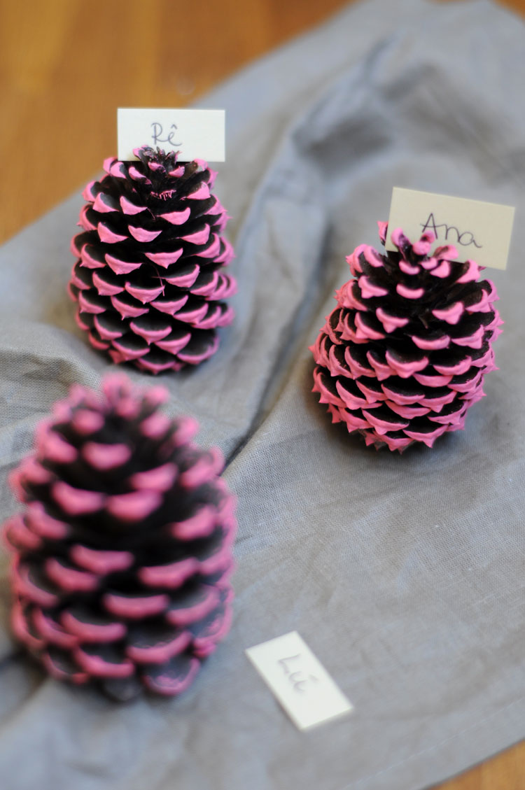 ideias de guirlandas com pinhas coloridas