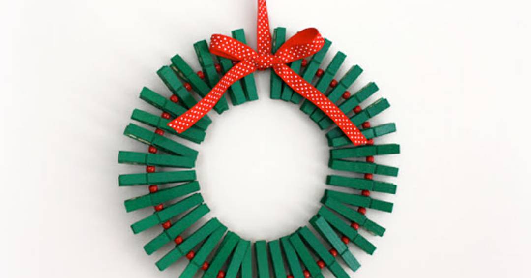 como fazer flores de pinha colorida para vaso