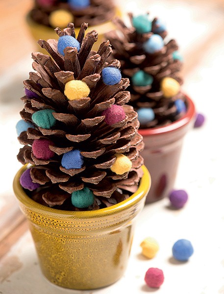 ideias de guirlandas com pinhas coloridas