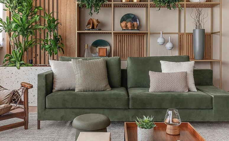 decoração com sofa verde escuro