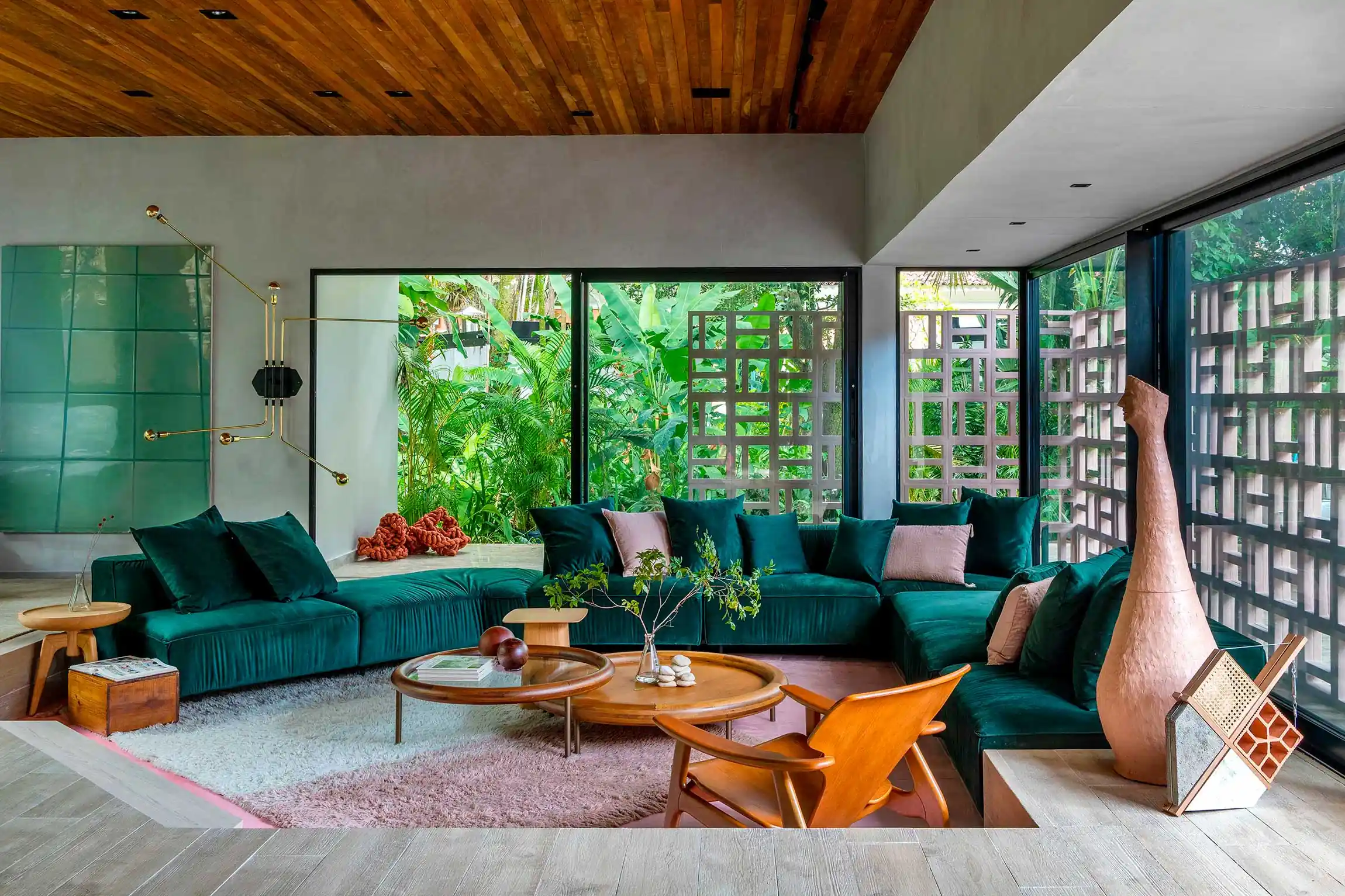 decoração com sofa verde escuro