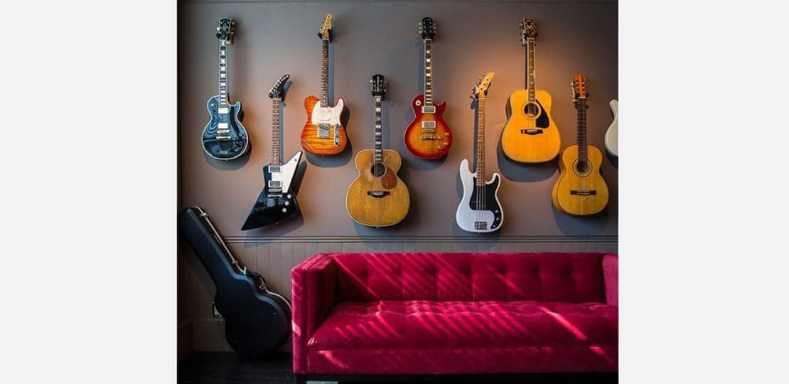 como pendurar violão na parede da sala