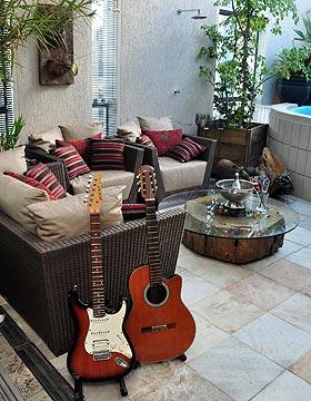 decoração com violão na sala