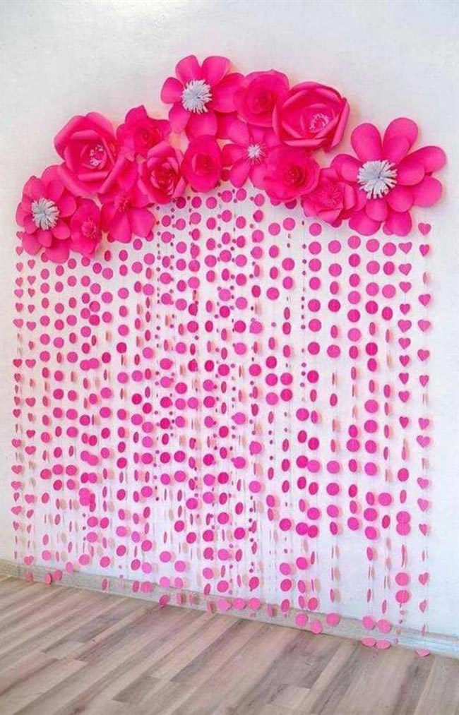 decoração culto de mulheres com flores de papel