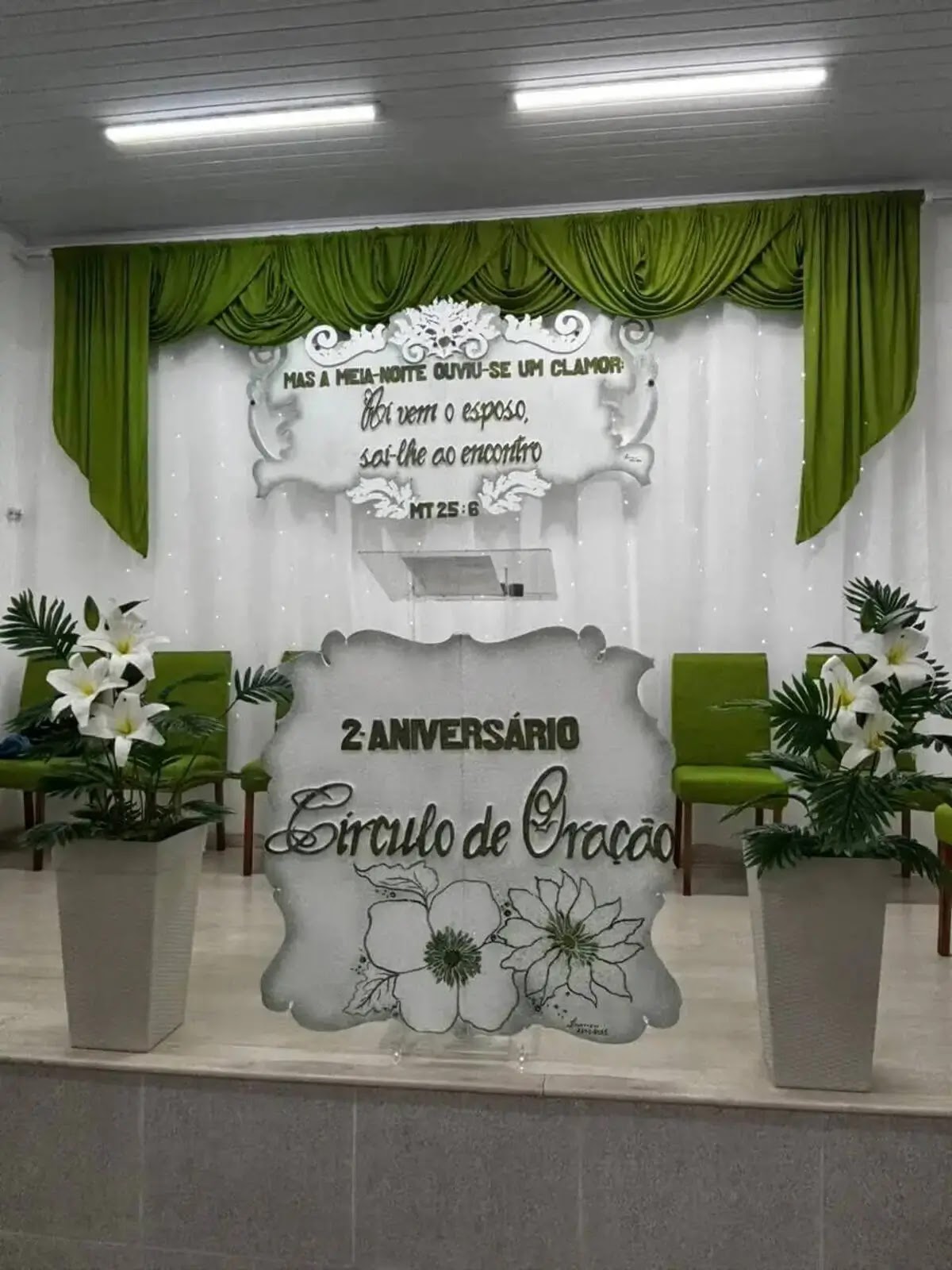 decoração culto de mulheres com luzes de fada
