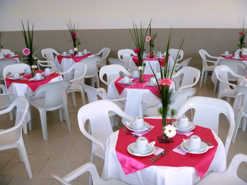 decoração culto de mulheres com flores de papel